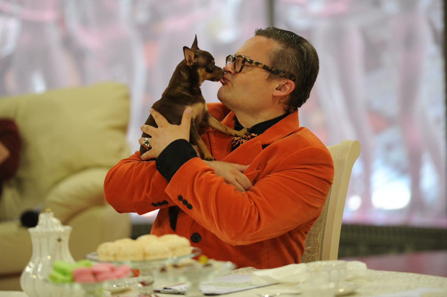 С детства Васильев увлекался созданием костюмов и декораций: вначале — для спектаклей в кукольном театре, затем — для своего собственного спектакля, который поставил в 12 лет.