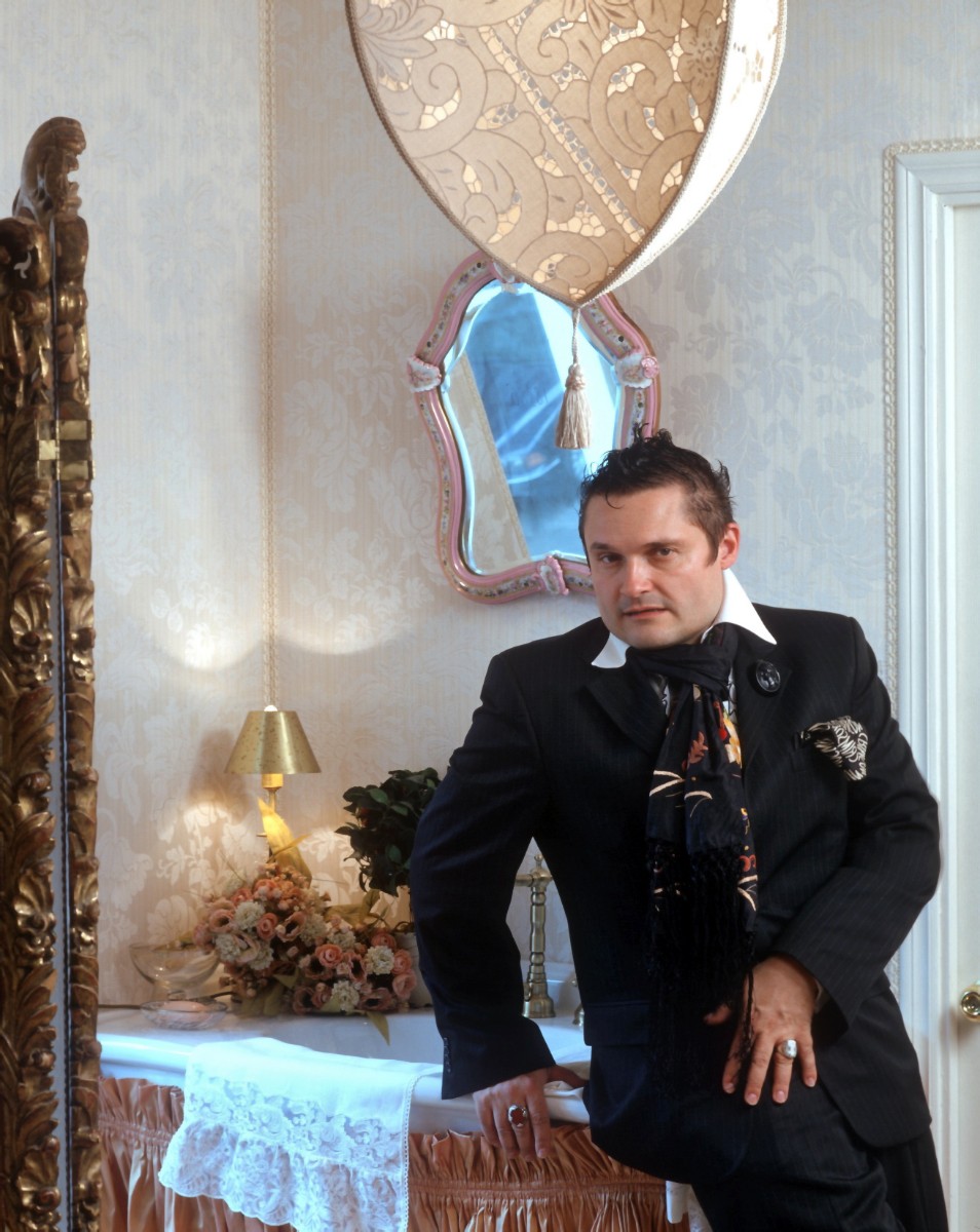 Владеет семью иностранными языками (английский, французский, испанский, итальянский, польский, сербскохорватский, турецкий), и читает лекции на трёх из них: на английском, французском и испанском.