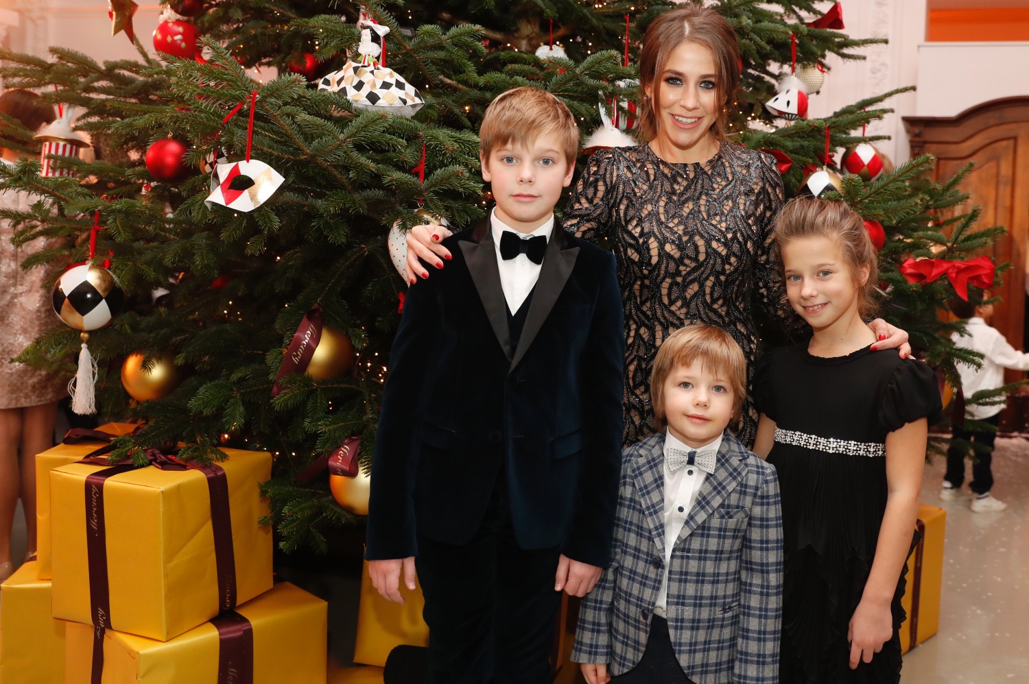 Телеведущая Юлия Барановская с детьми.