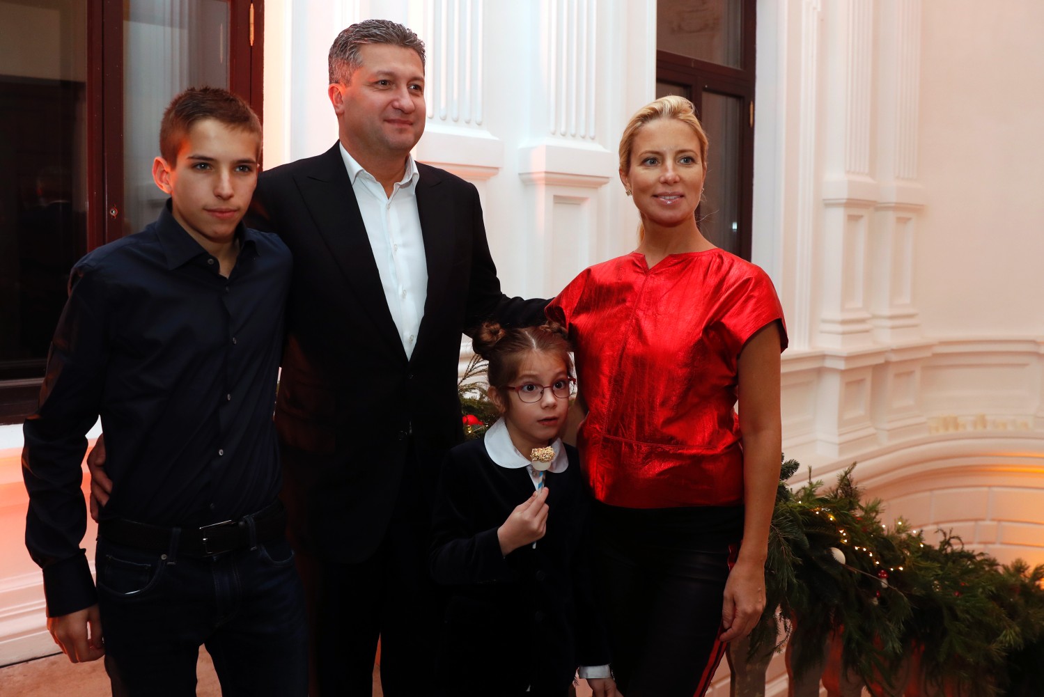 Глава Metropol Fashion Group Светлана Захарова, ее муж генеральный директор ФГУ "Российское энергетическое агентство" Тимур Иванов и дети Майкл и Дарья.