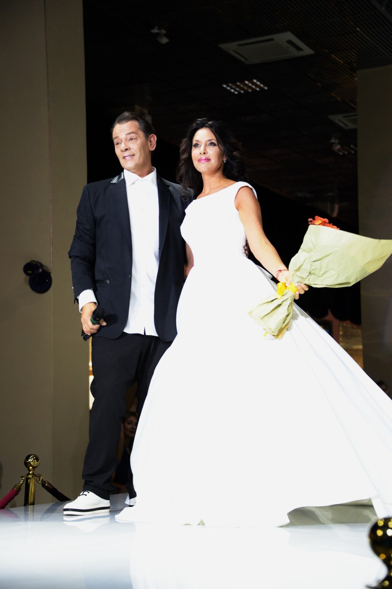 По слухам, не успев оформить развод с молодой женой, артист женился на давней возлюбленной.