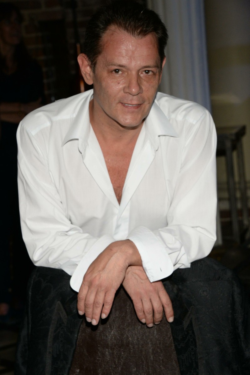 В итоге, в какой-то момент певец оказался двоеженцем.