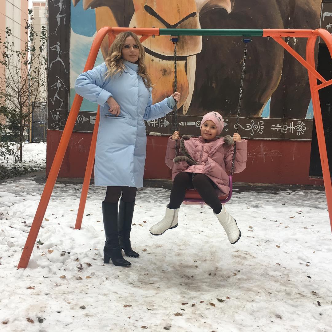 Дана родила дочь Полину от гражданского мужа, бизнесмена Максима Аксенова.