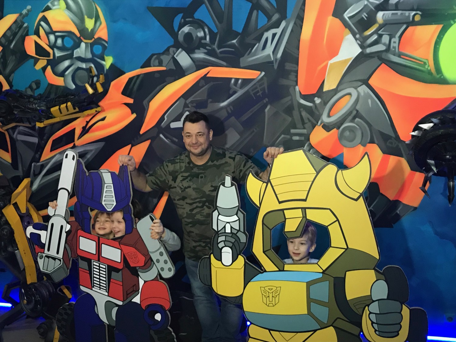 Сергей Жуков с детьми