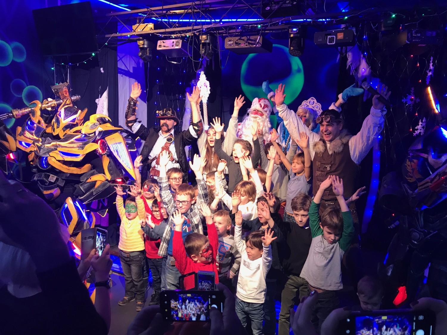 Маленькие зрители сделали памятное фото с роботами.