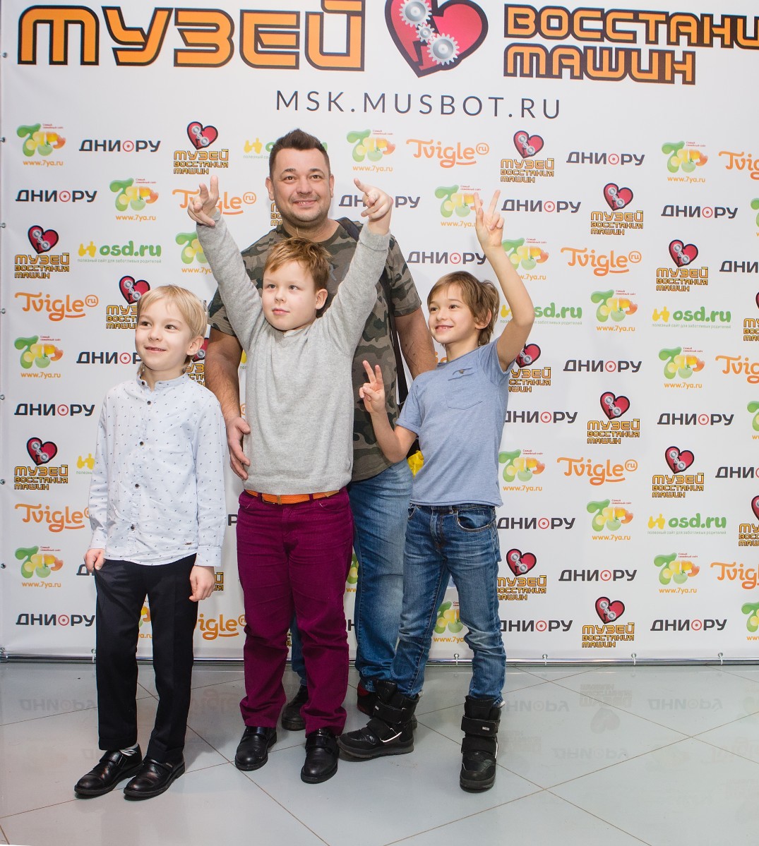 Сергей Жуков с детьми