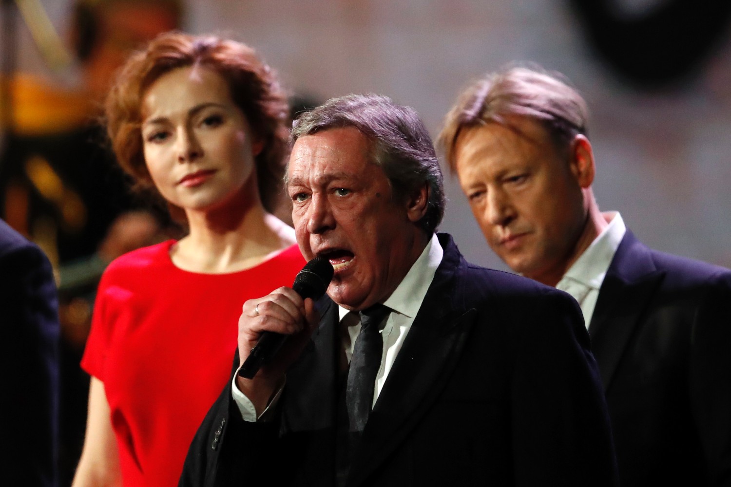 Актеры Михаил Ефремов (на переднем плане), Екатерина Гусева и Дмитрий Харатьян (на заднем плане).