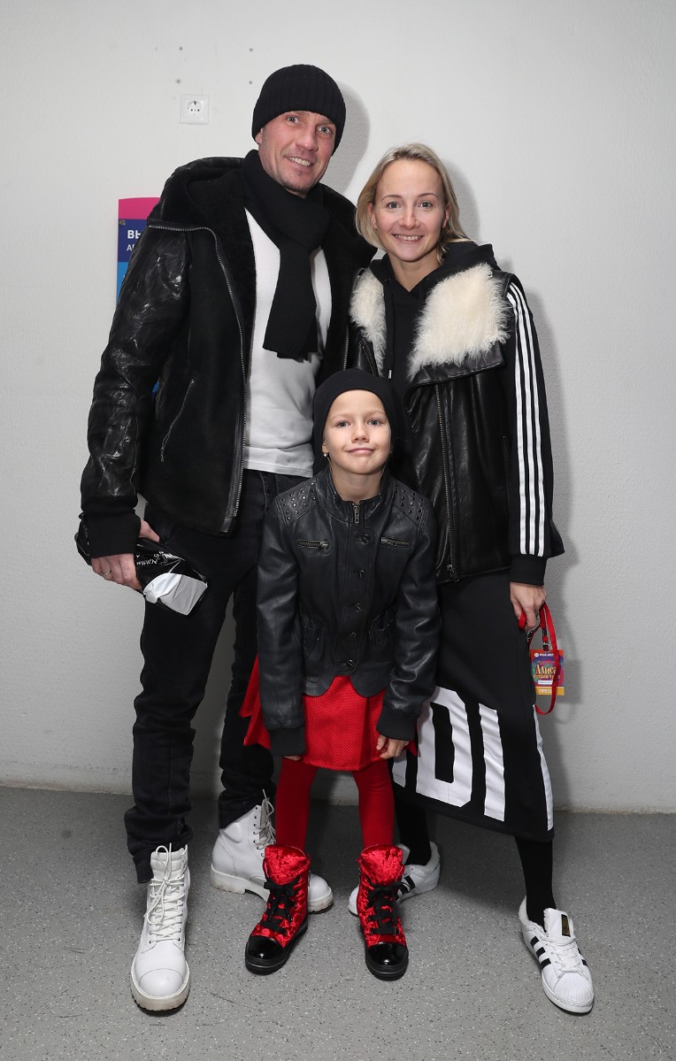 Фигуристы Роман Костомаров и Оксана Домнина с дочерью.