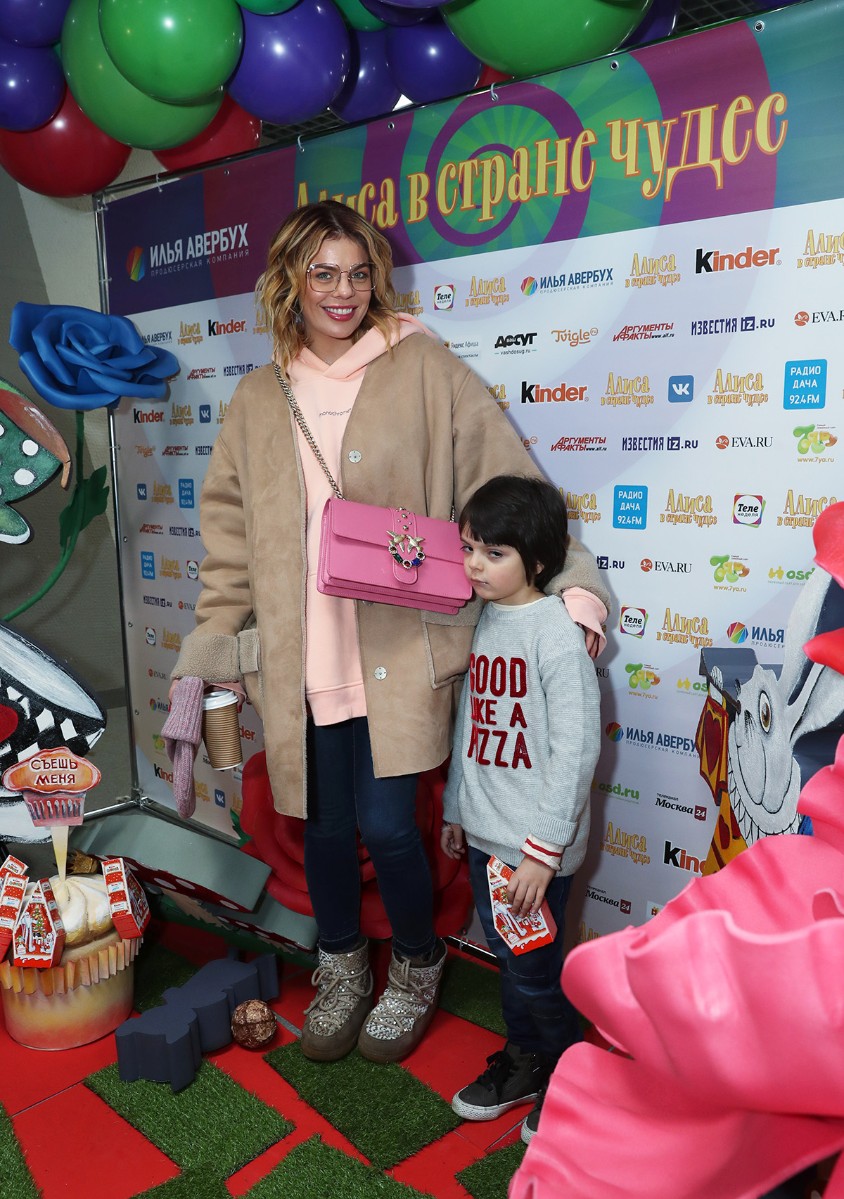 Певица Анастасия Стоцкая с сыном.