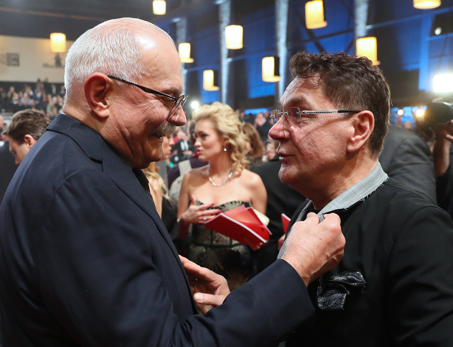 Председатель Союза кинематографистов России, режиссер Никита Михалков и актер Сергей Маковецкий (слева направо) не скрывали эмоций.