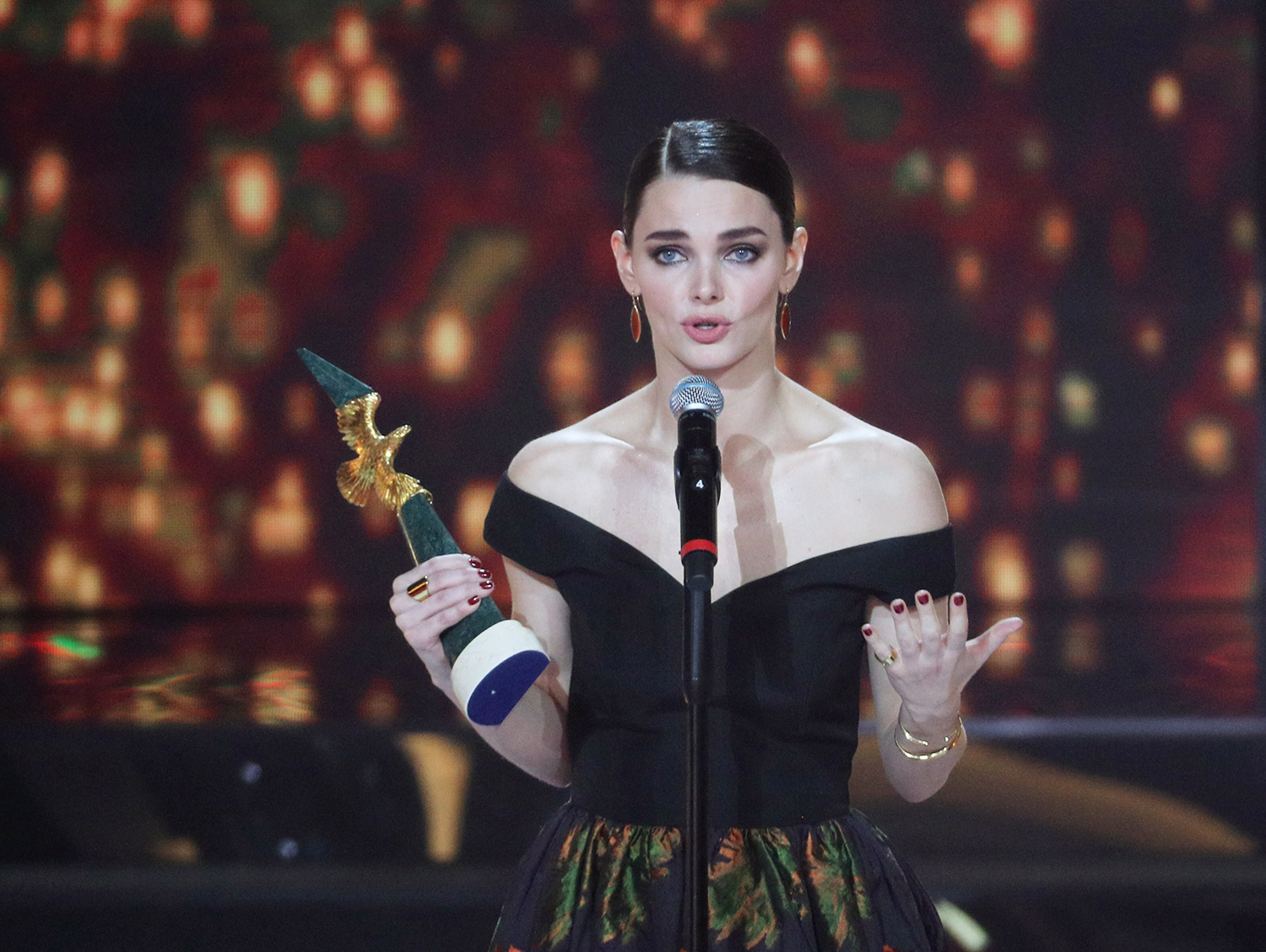 Актриса Елизавета Боярская победила в номинации "Лучшая женская роль на телевидении" (главная роль в сериале "Анна Каренина" Карена Шахназарова).