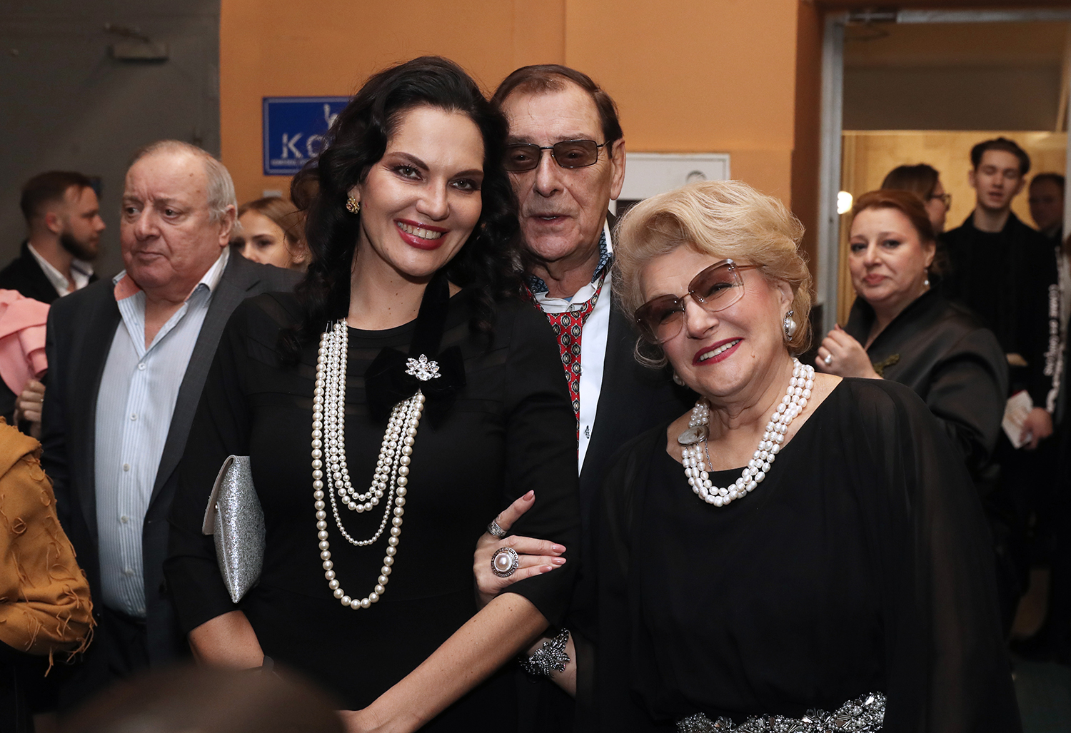 Певица Нина Шацкая, кинооператор Анатолий Мукасей и режиссер Светлана Дружинина (слева направо на первом плане).