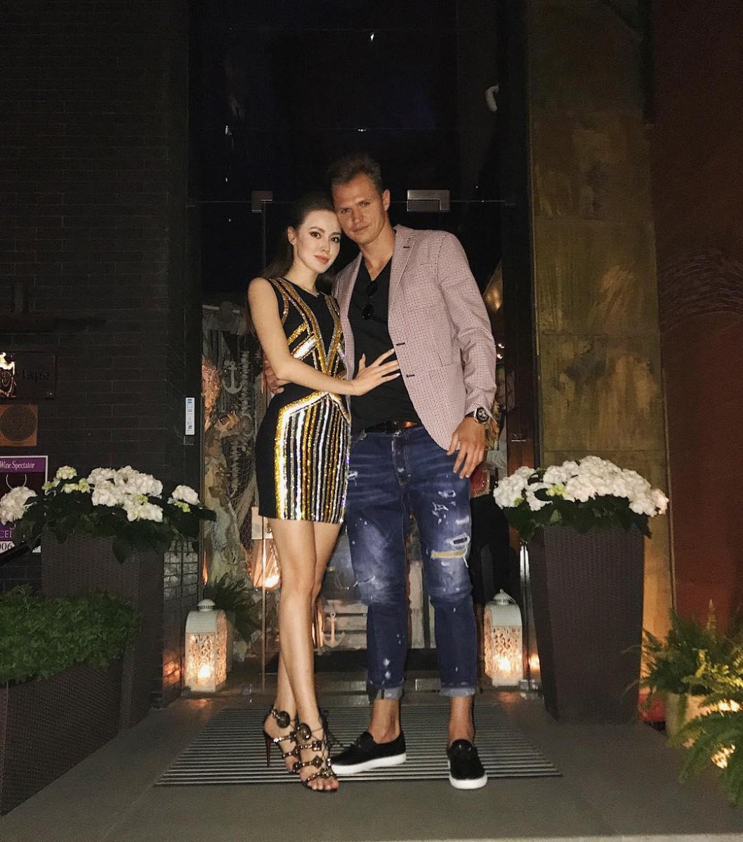 Спортсмен регулярно выводил избранницу в свет.