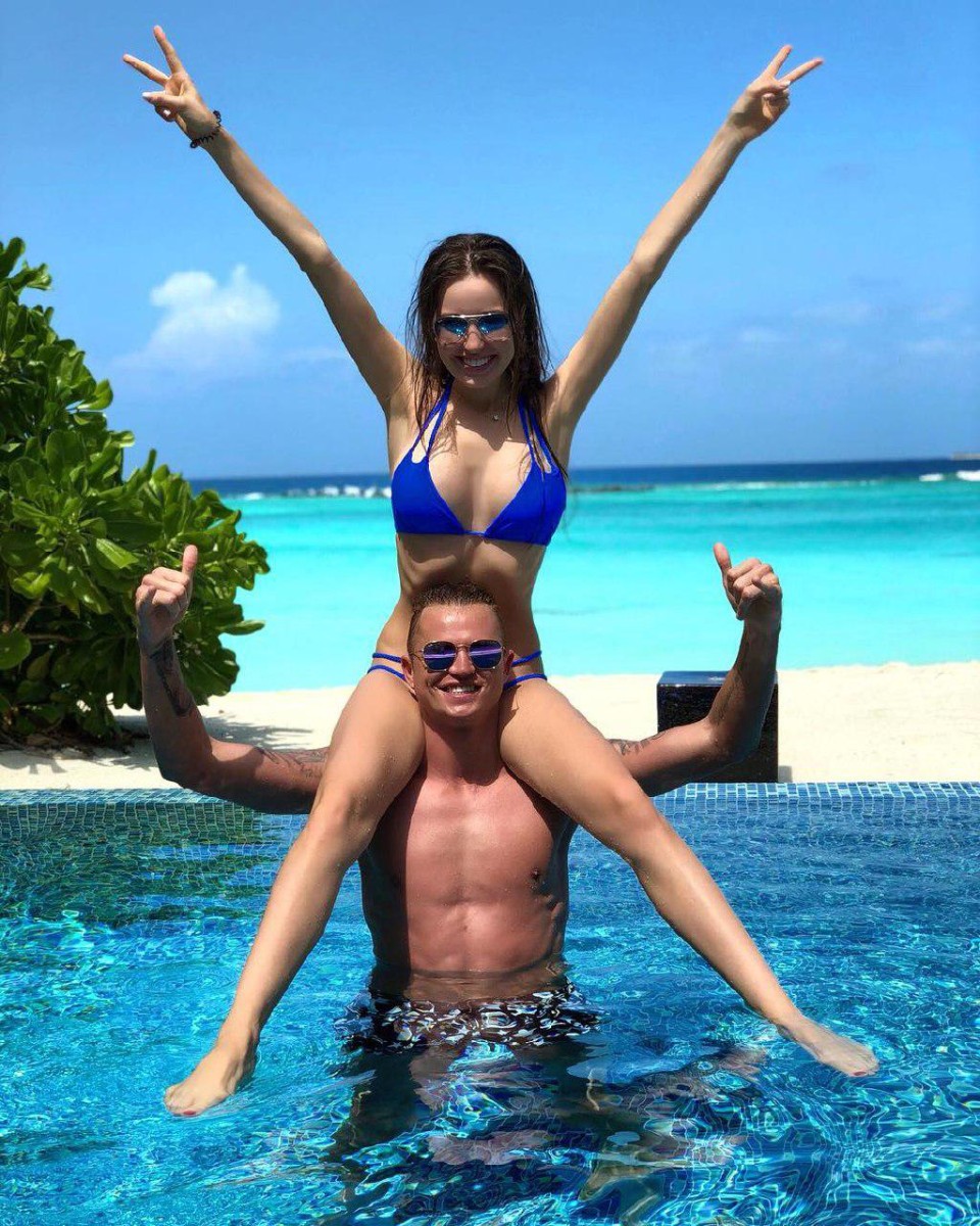 Влюбленные весело проводили время.