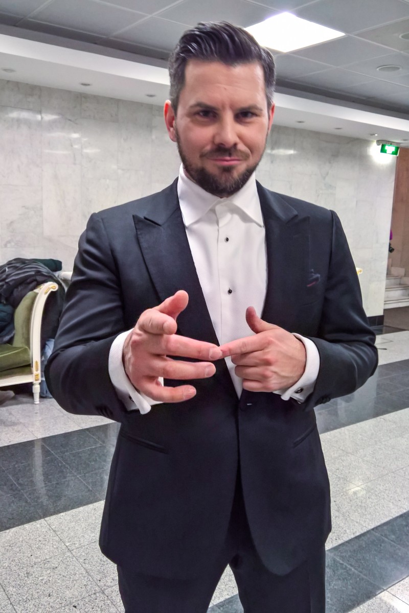 Романтик Интарс Бусулис - популярный латвийский музыкант, певец, композитор.