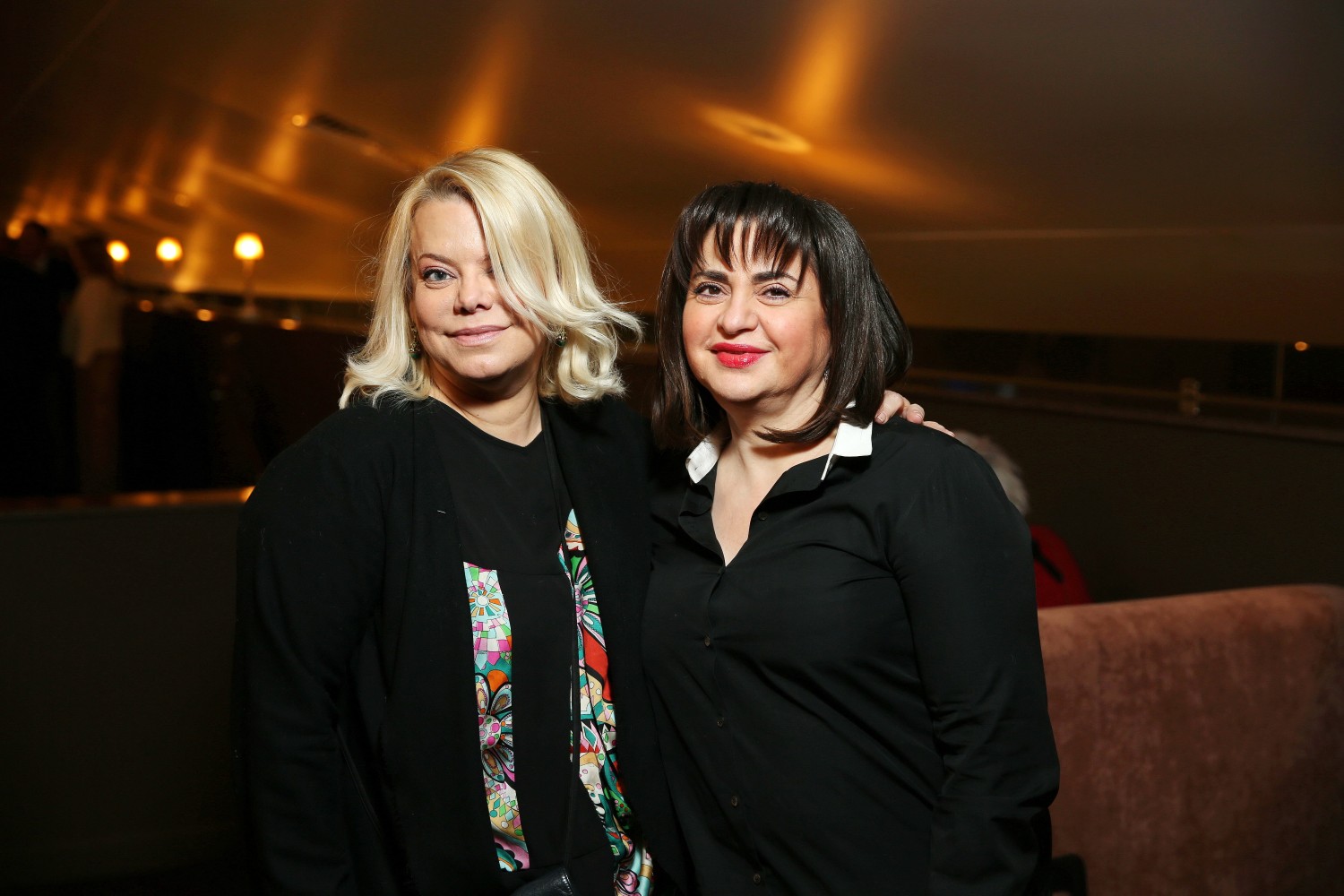 Яна Поплавская с годами не меняется. Ее за глаза все зовут "красной шапочкой".