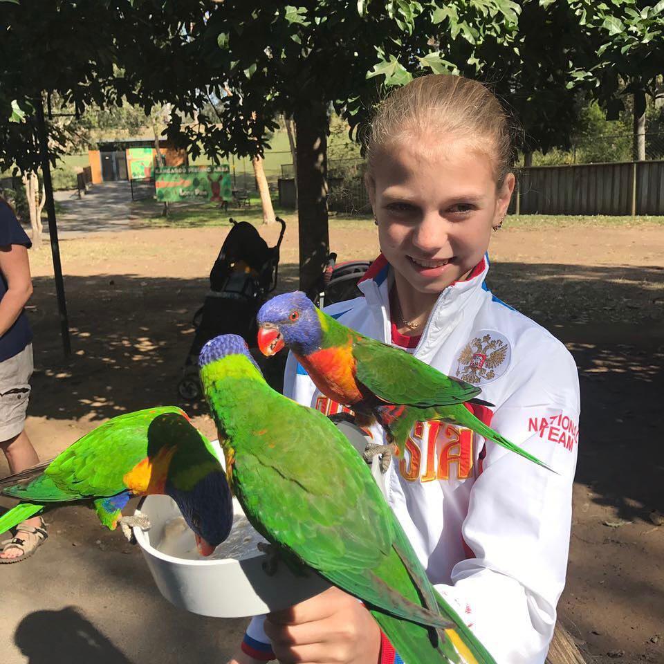 В столь юном возрасте ей удалось освоить множество сложных элементов.