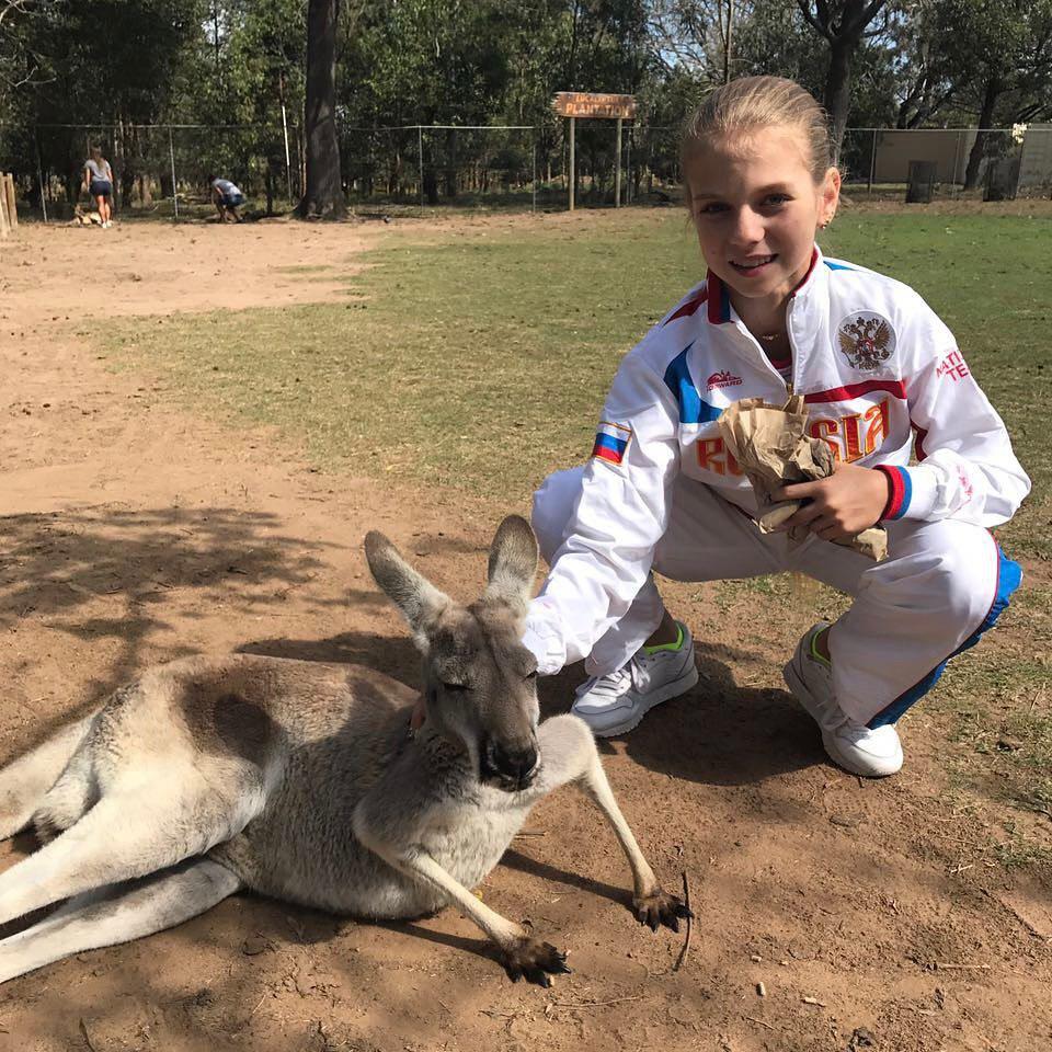 С 2016 года ее тренирует Этери Тутберидзе.