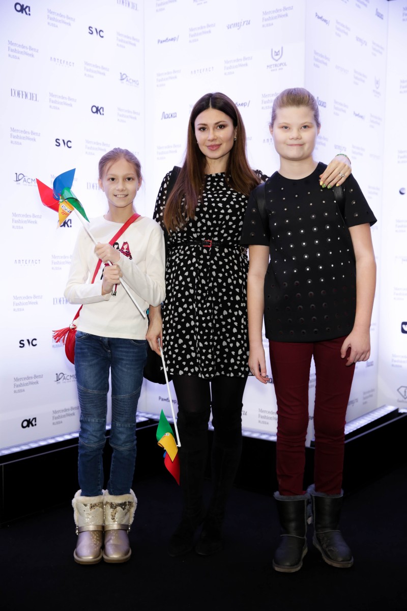 Ведущая Ольга Ушакова с дочками.