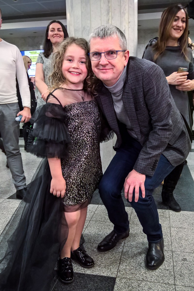 Алиса Голомысова из "Голос. Дети" с Юрием Аксютой - музыкальным продюсером Первого канала.