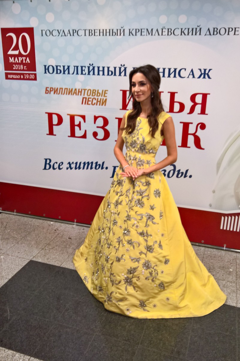 Зара всегда одевается с большим вкусом.