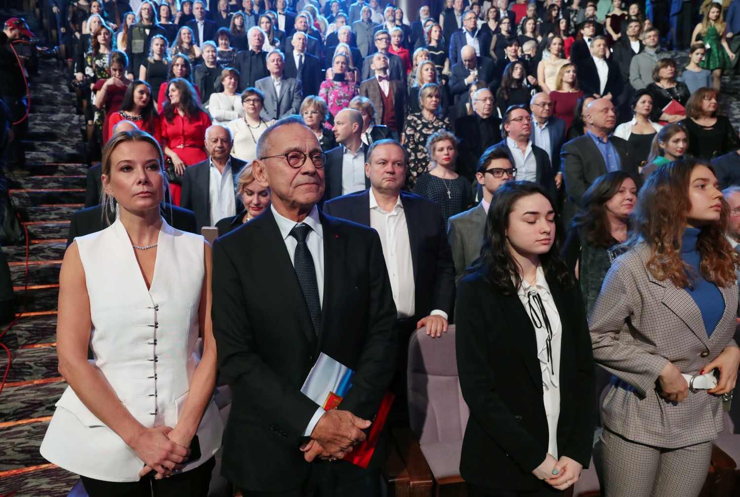 Гости церемонии почтили минутой молчания жертв трагедии в Кемерово.