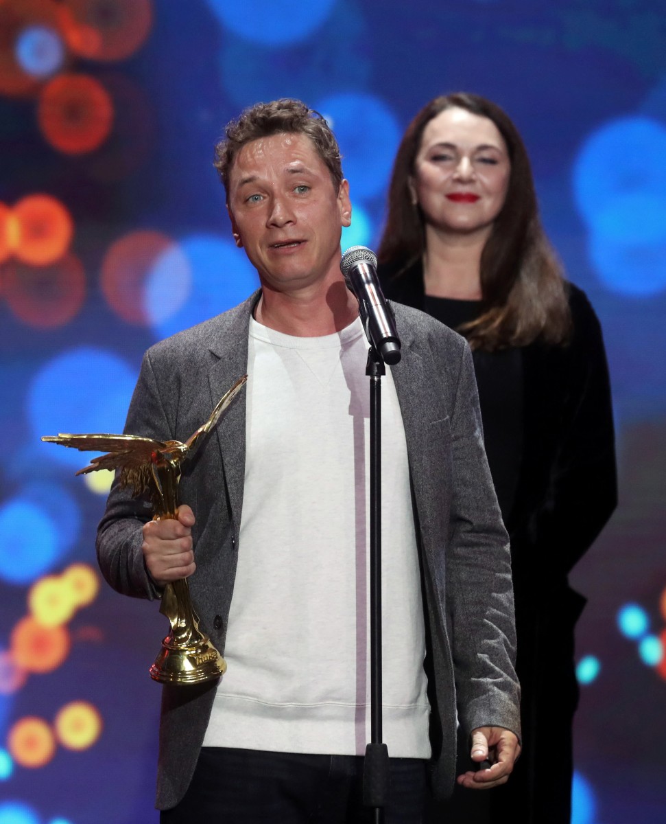 Актер Александр Яценко, на втором плане - актриса Татьяна Лютаева.