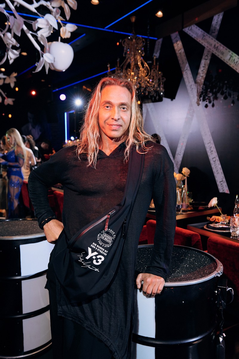 Мужа Наташи Королевой было непривычно видеть одетым.