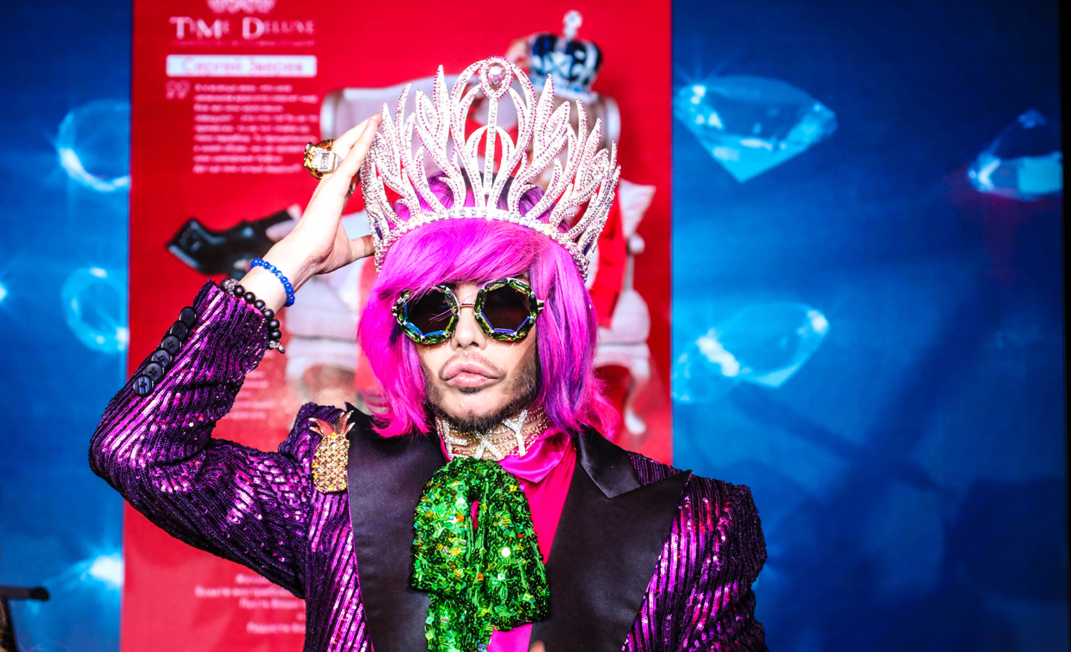 У Сергея Зверева большая коллекция корон.