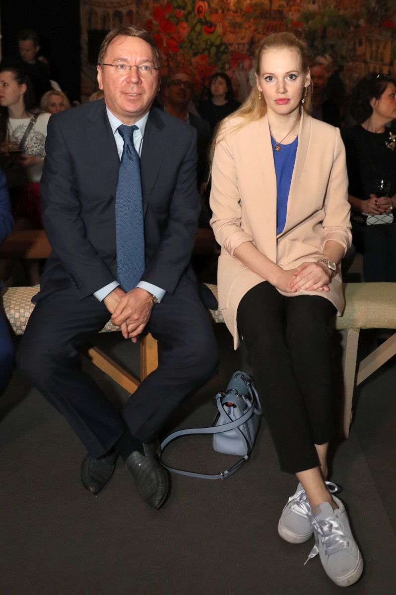 Помощник президента РФ Владимир Кожин с молодой супругой.