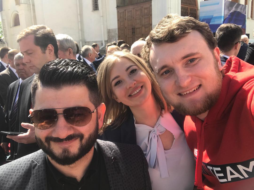 Михаил Галустян с поклонниками