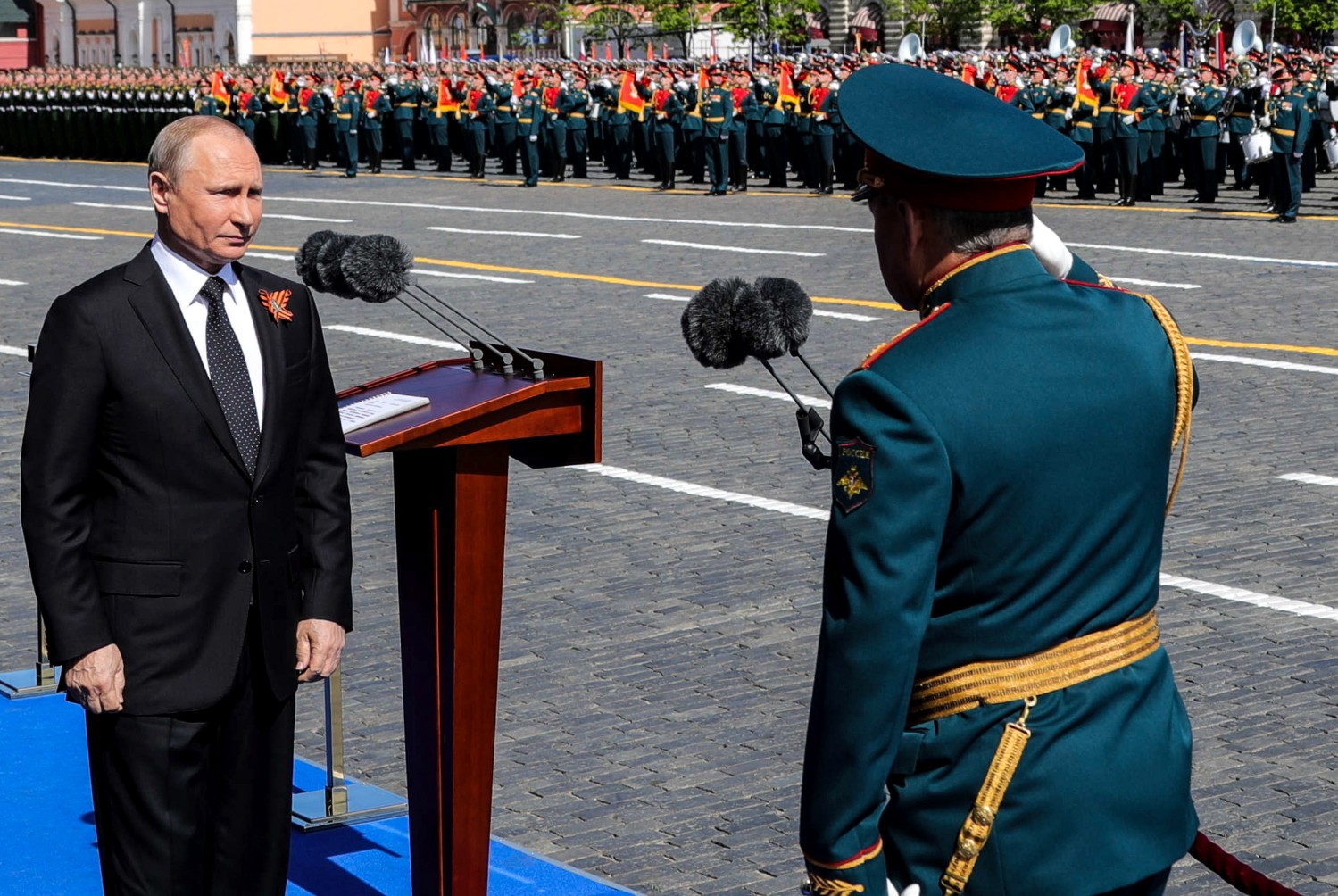 Президент России Владимир Путин и исполняющий обязанности министра обороны РФ Сергей Шойгу.