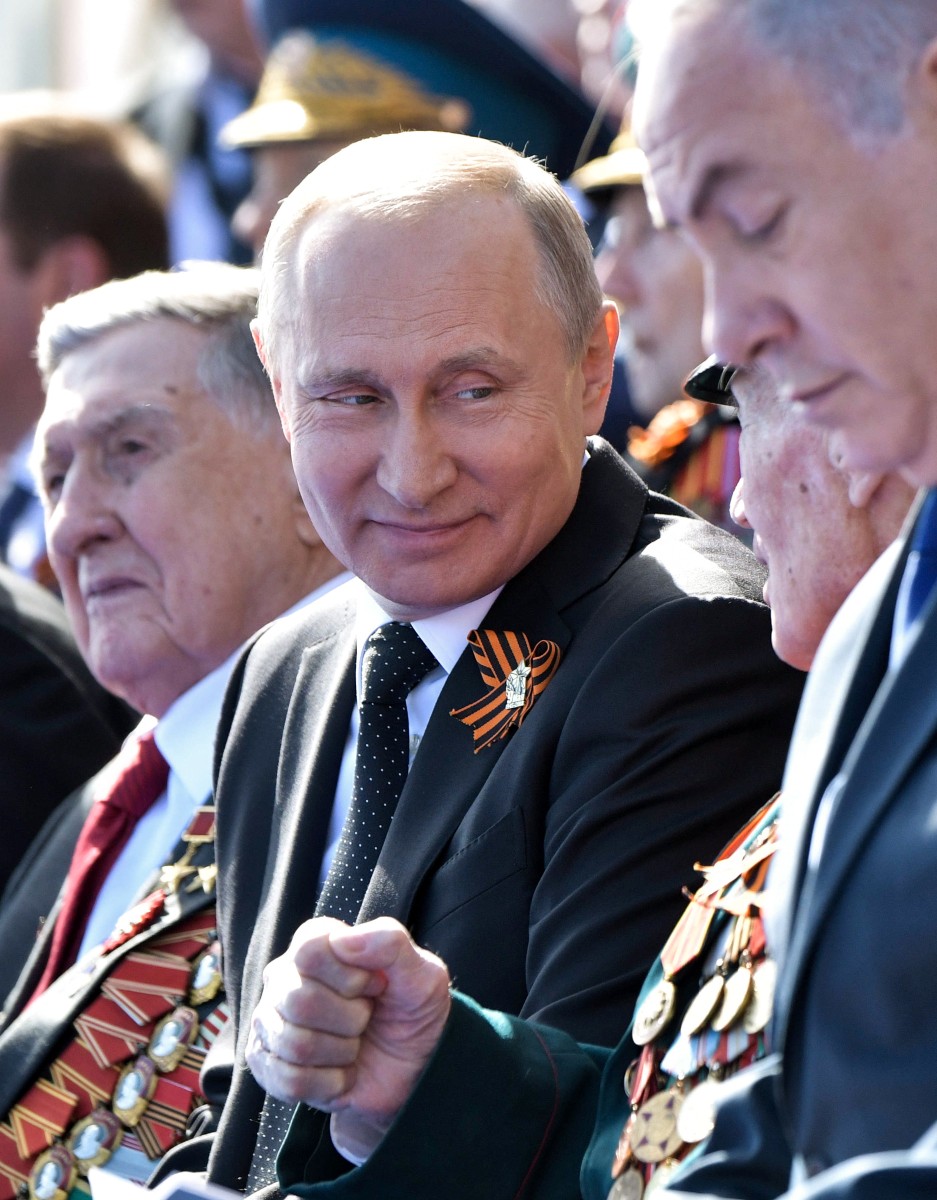 Ветеран Великой Отечественной войны, член комитета Совета Федерации по экономической политике Владимир Долгих и президент России Владимир Путин.