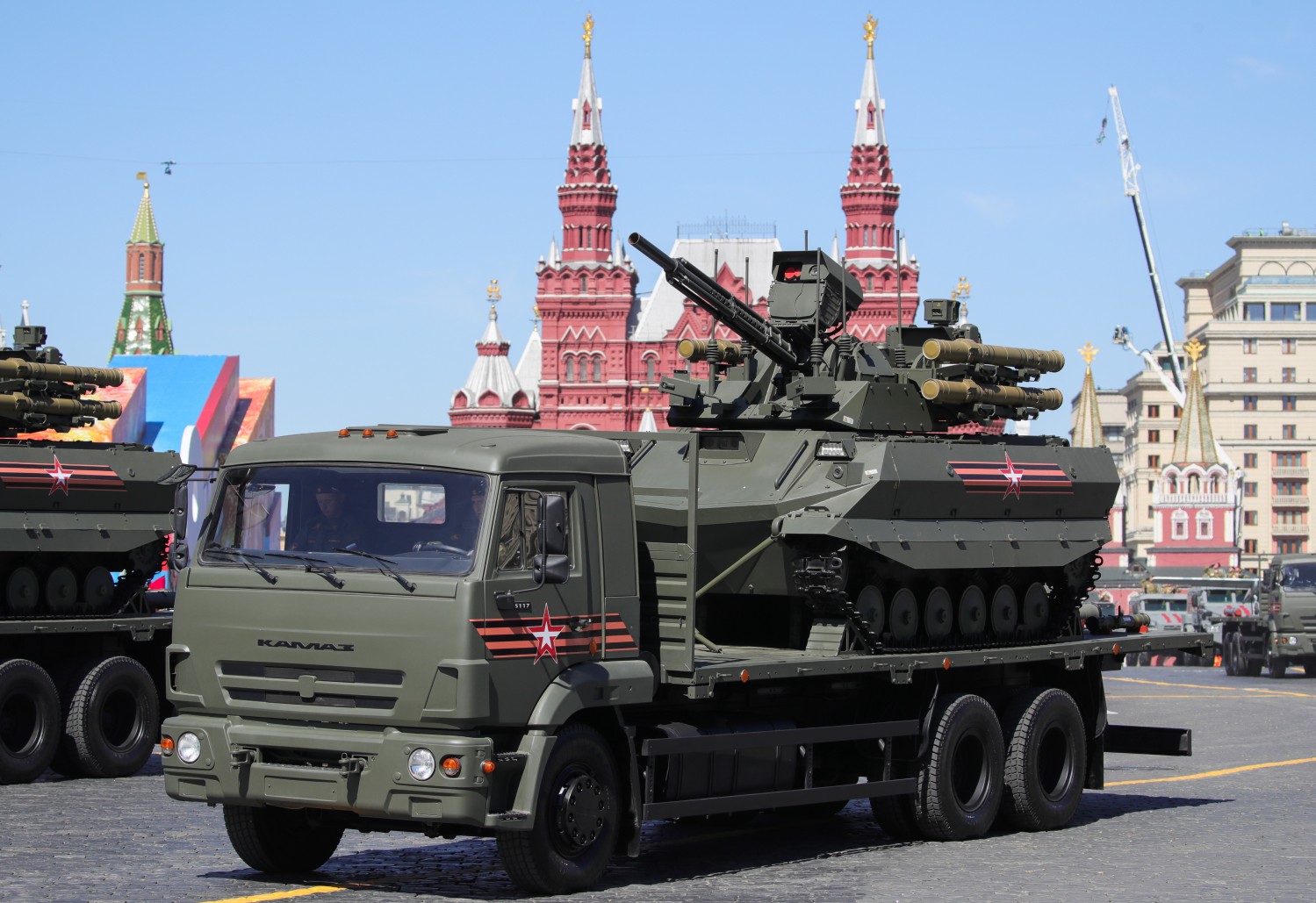 Многофункциональный беспилотный боевой модуль разведки и огневой поддержки "Уран-9", закрепленный на платформе грузового автомобиля КамАЗ-65117.