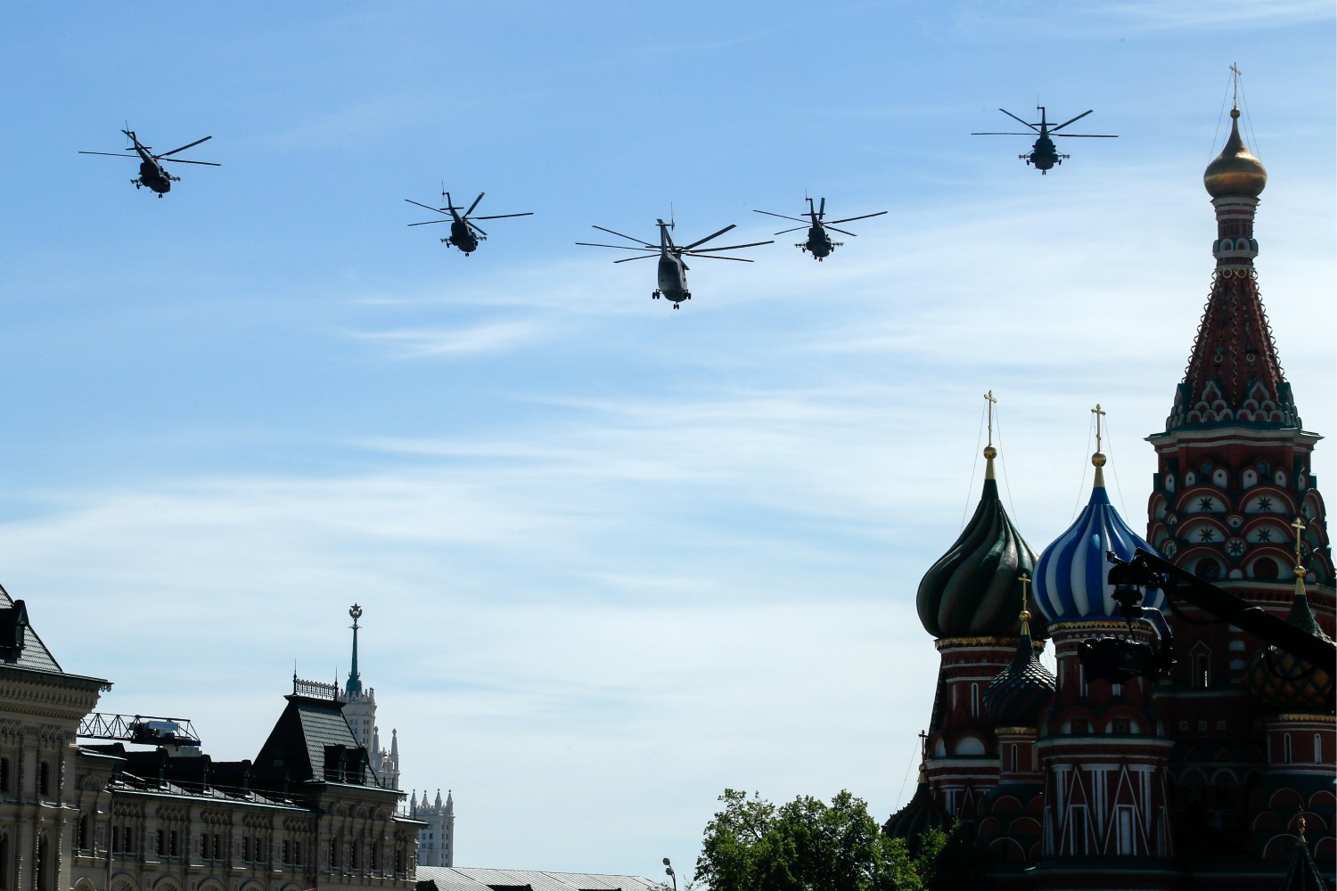 Тяжелый транспортный вертолет Ми-26 и многоцелевые вертолеты Ми-8.