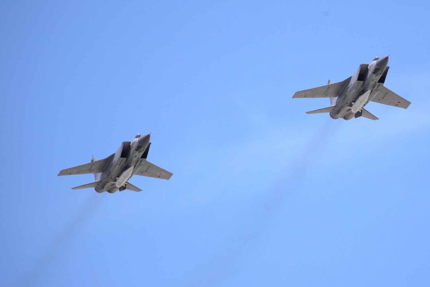 Сверхзвуковой истребитель-перехватчик МиГ-31К с новейшими гиперзвуковыми ракетами "Кинжал".