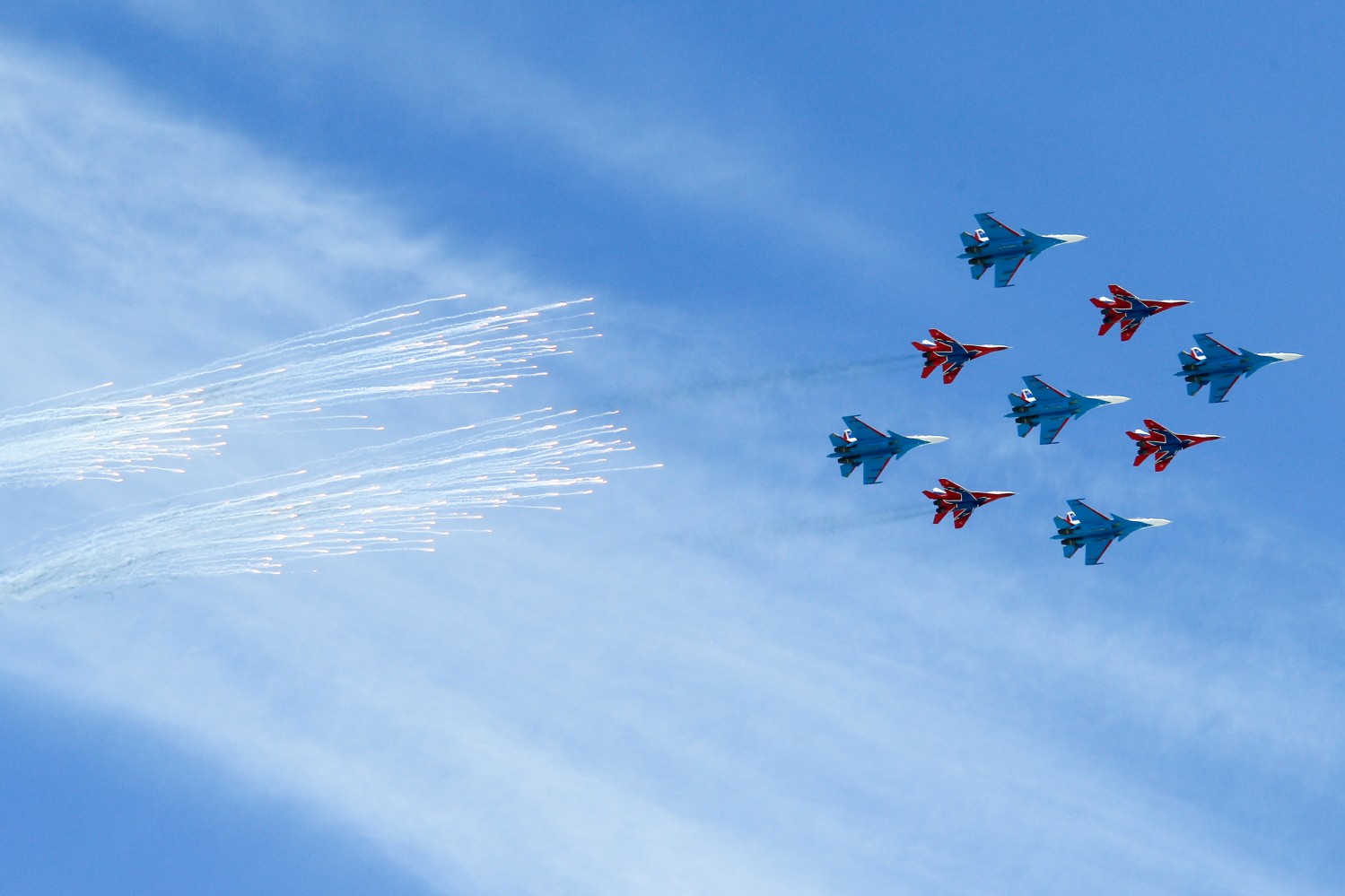 Многоцелевые истребители Су-30СМ пилотажной группы "Русские Витязи" и МиГ-29 пилотажной группы "Стрижи".