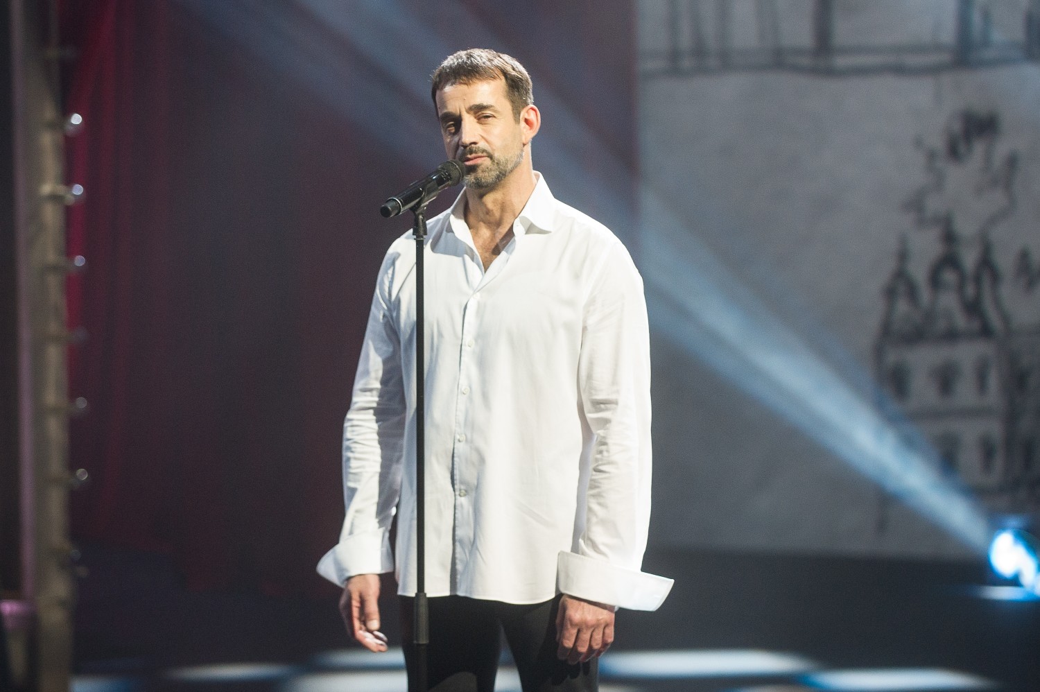 Ведущий шоу Максим Аверин сравнил Дмитрия Дюжева с Ивом Монтаном.