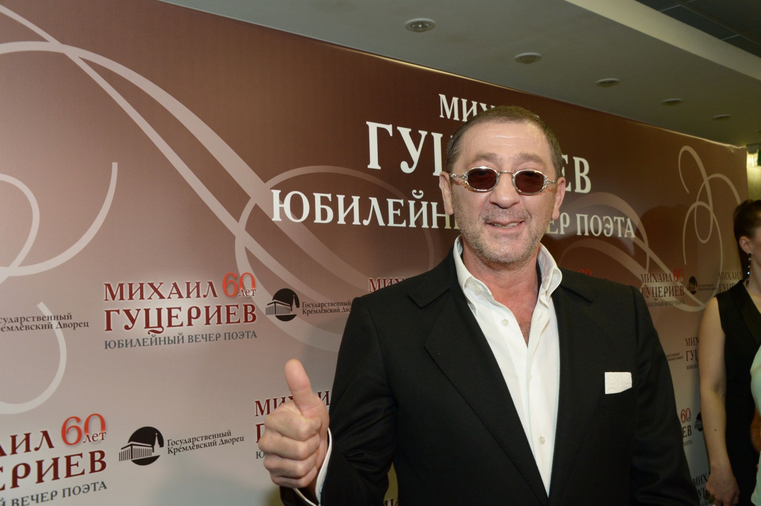 Григорий Лепс появился на концерте после серьезного травмирования.