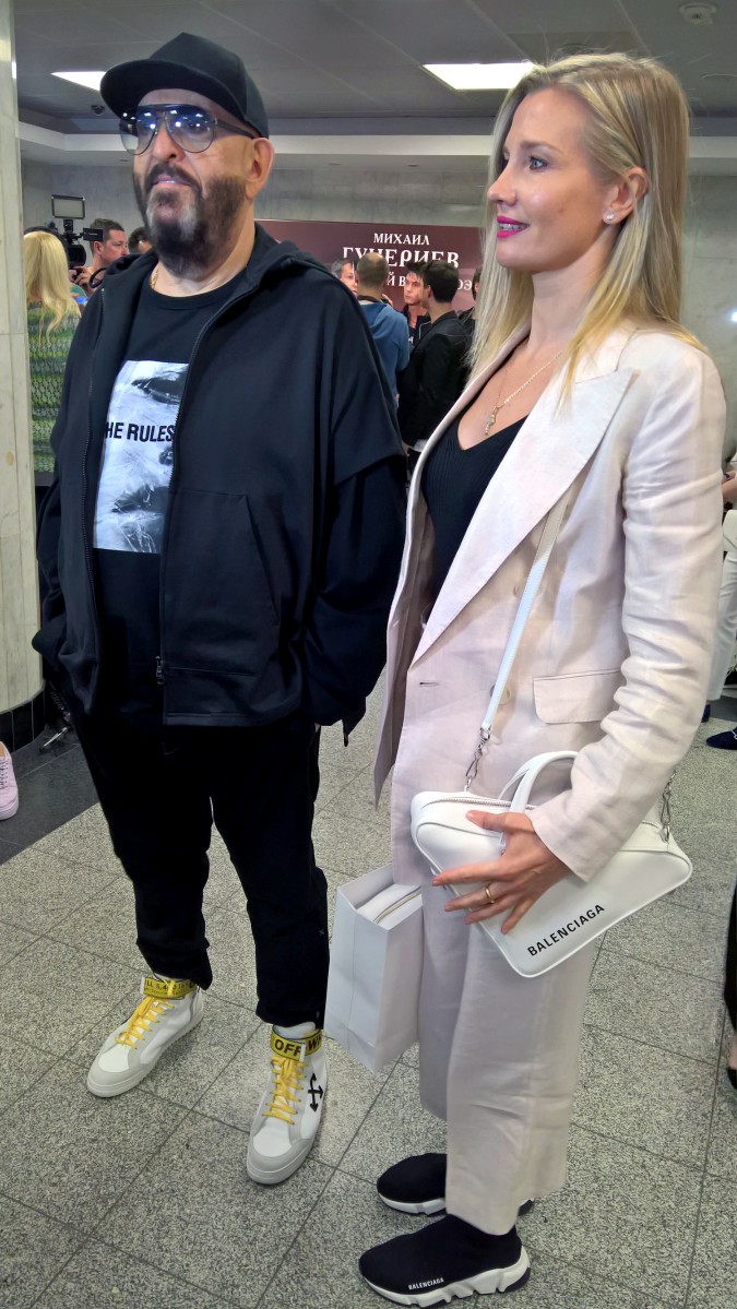 Юная спутница 70-летнего мэтра.