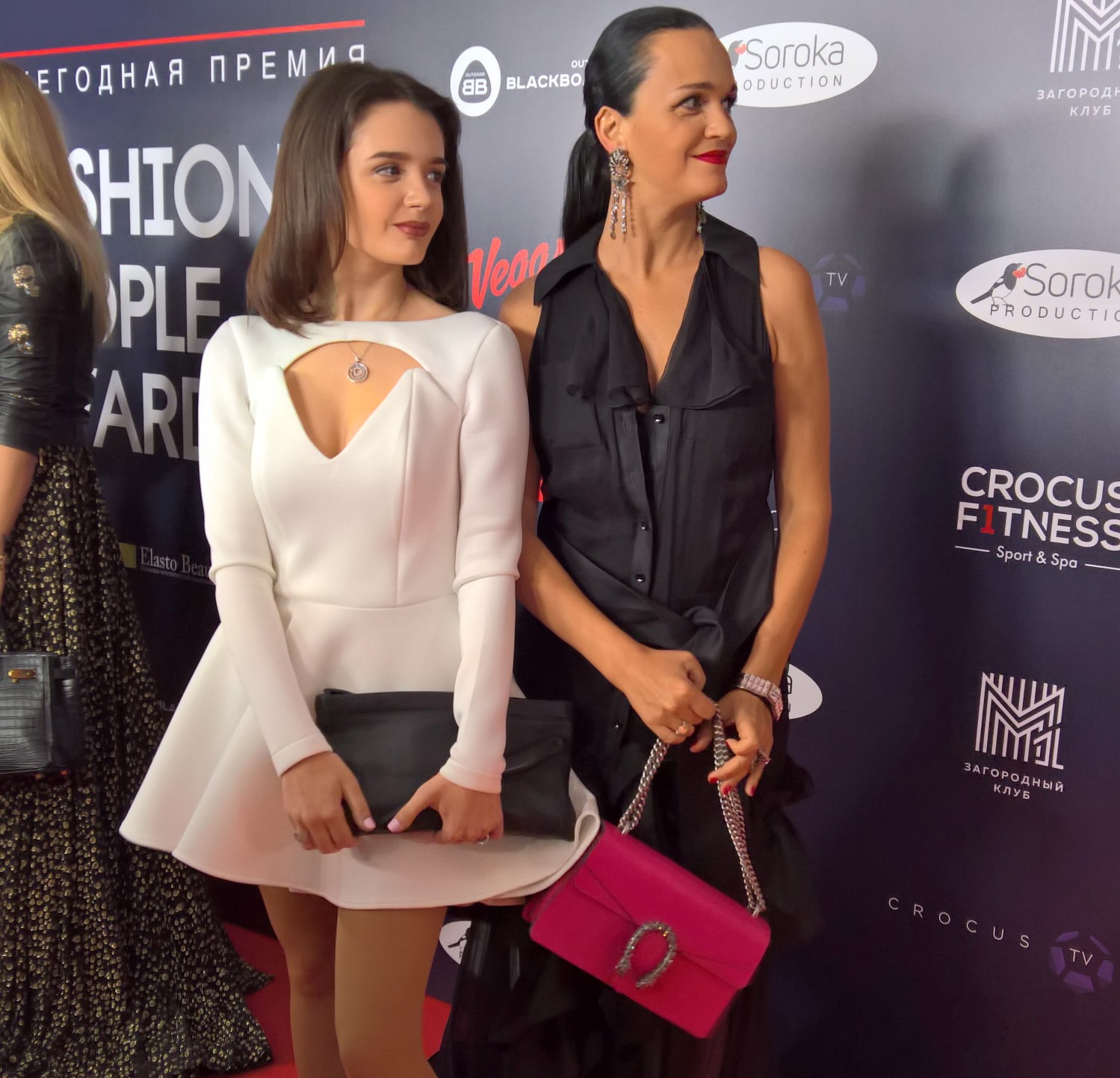 Певица Слава пришла на премию со старшей дочерью Сашей.