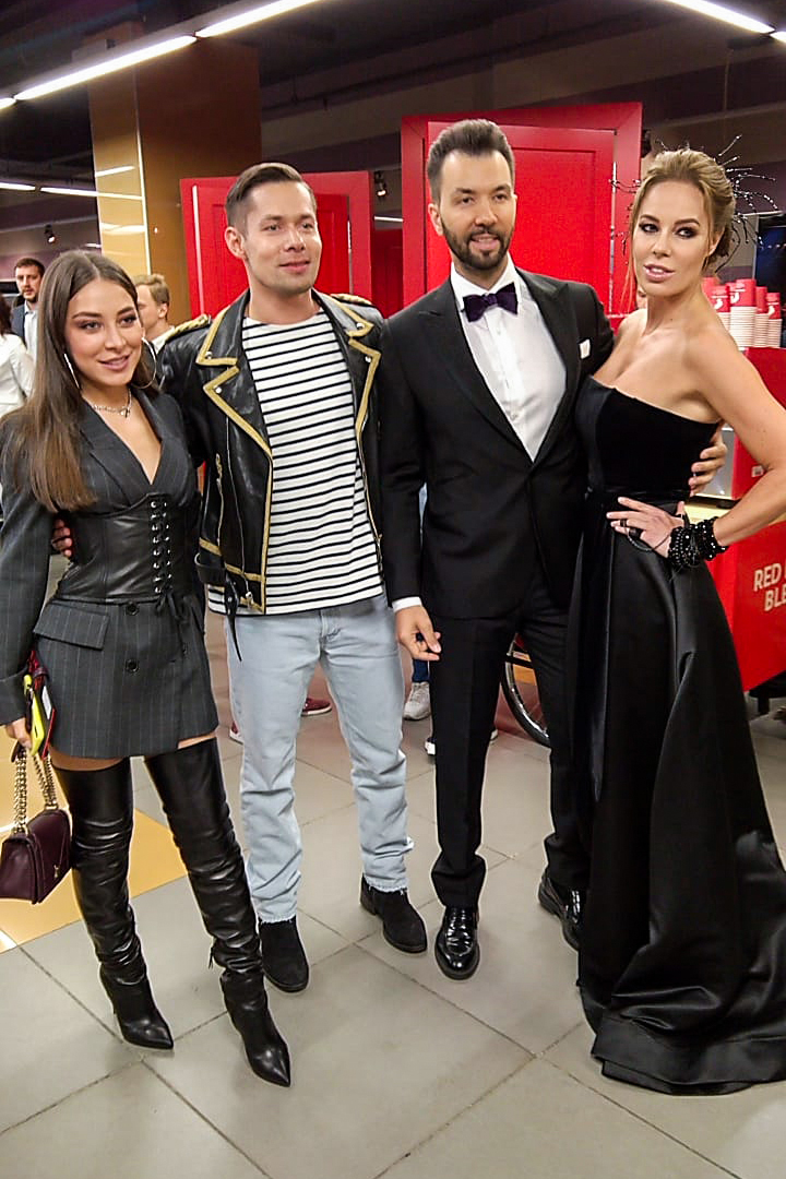 Певцы Стас Пьеха и Денис Клявер с дамами.