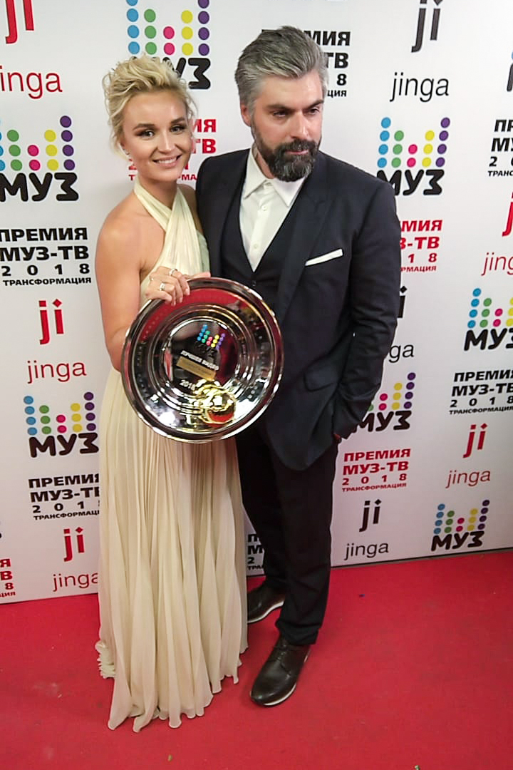 Певица Полина Гагарина со спутником.