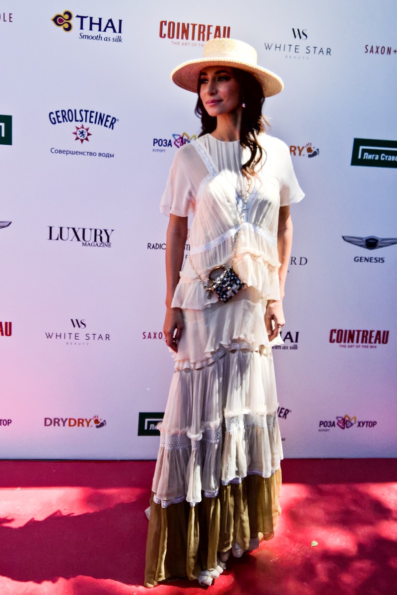 Зара - "сама юность волнующая, сама младость ликующая, к поцелуям зовущая, вся такая воздушная".