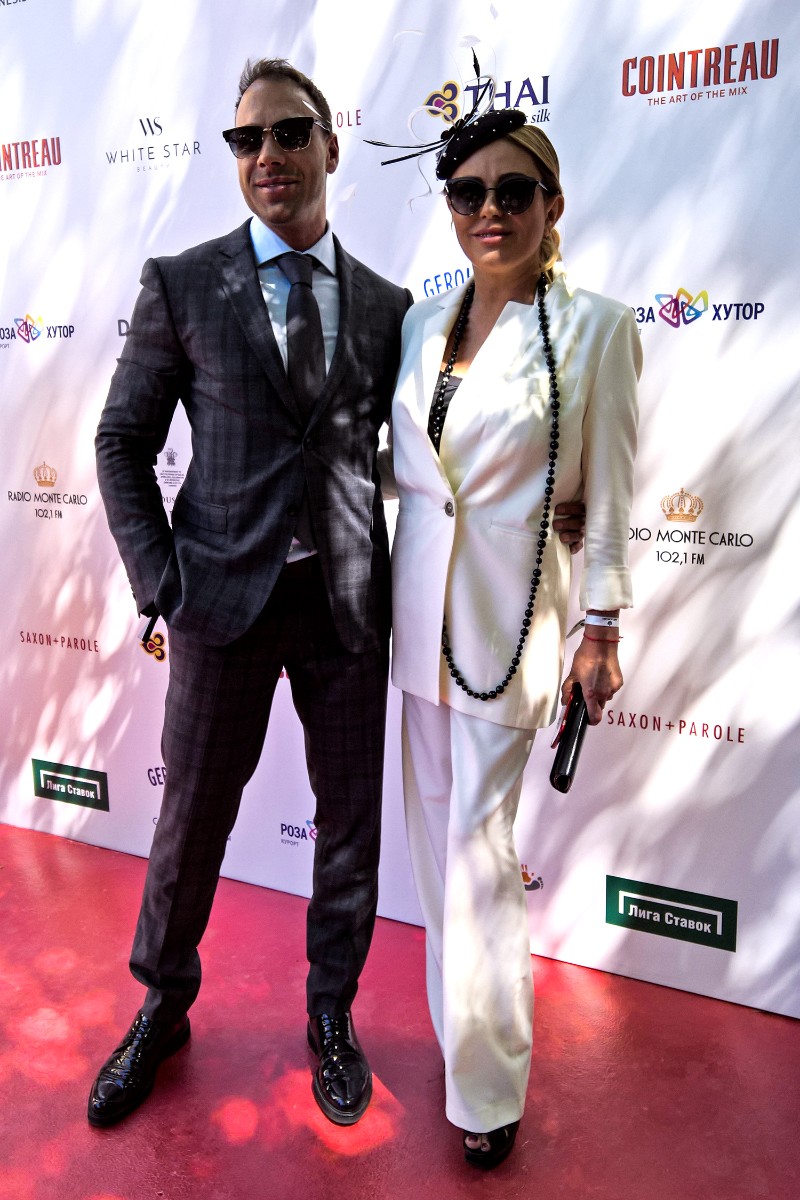 Певица Юлия Началова пришла на скачки с новым любовником.