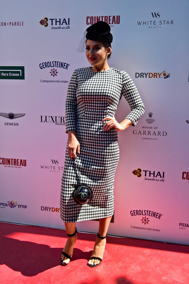 Жасмин всегда одета очень элегантно.