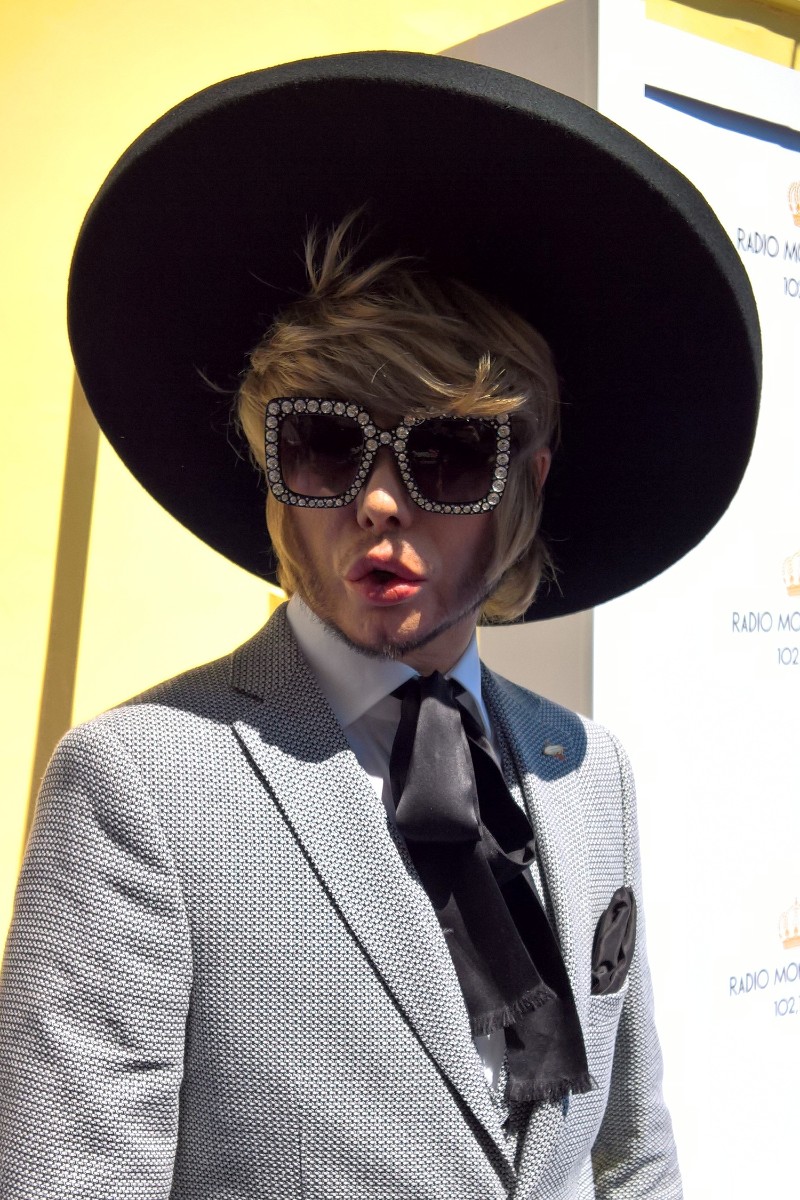 Сергей Зверев признался, что одну такую же шляпу у него украли фанаты.