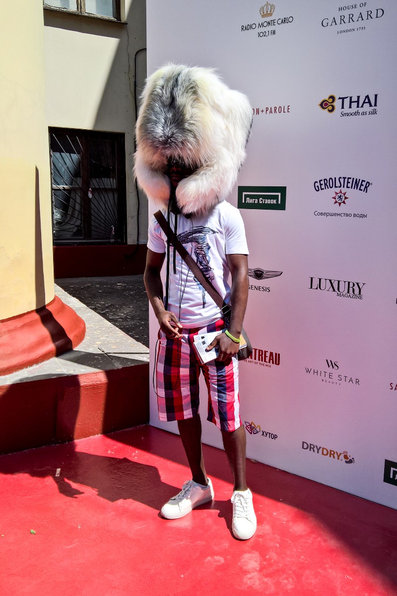 Афроамериканец интересно обыграл русские ушанки.