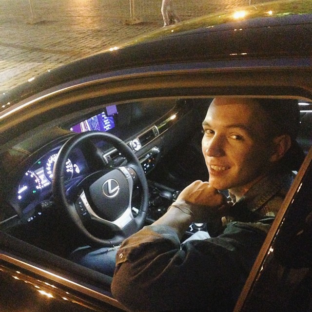 Однако это не мешало ему делиться фотографиями из-за руля дорогих иномарок.