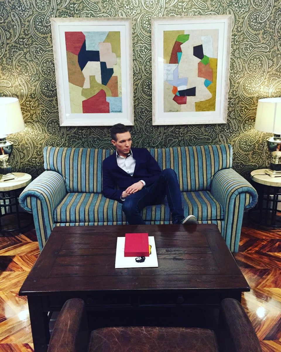 В окружении ведущего отмечают, что молодой человек так и не смог прочно закрепиться в столице.